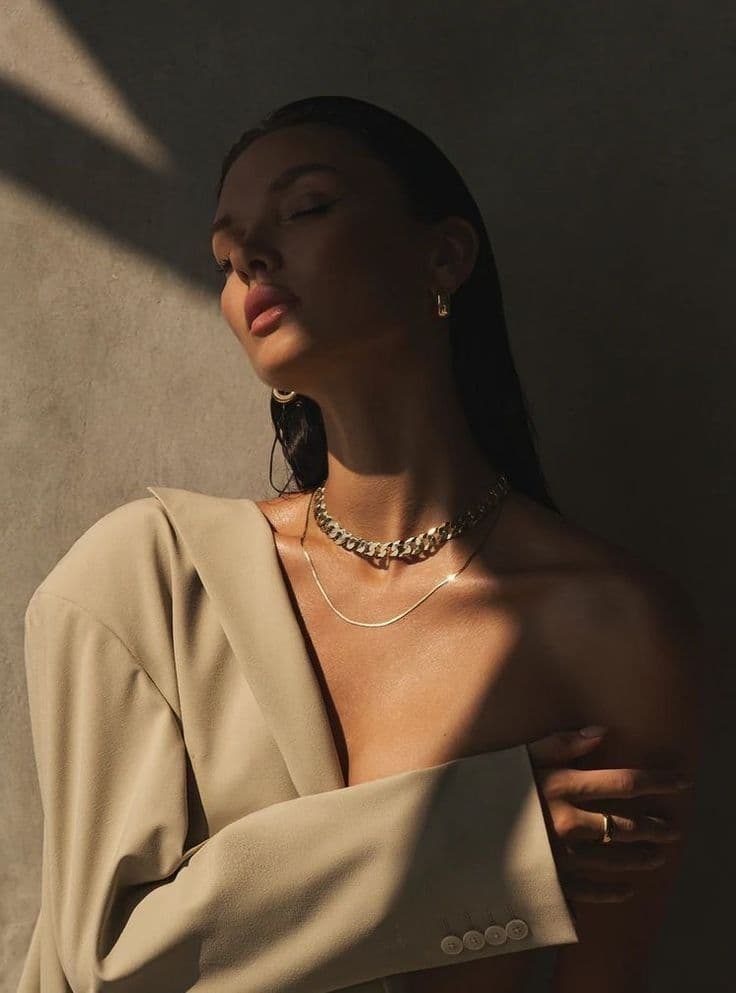 Apple-style cinematic jewelry reveal