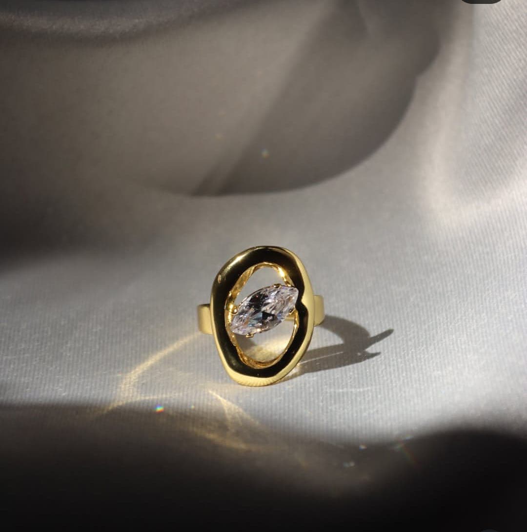 Aura Oval Ring — Marquise Suspended